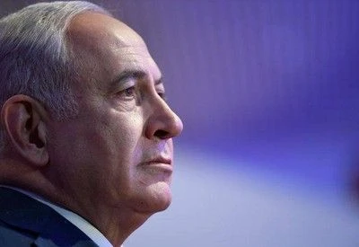 Benjamin Netanyahu: Perfil Pensativo em Fundo Azul-Roxo
