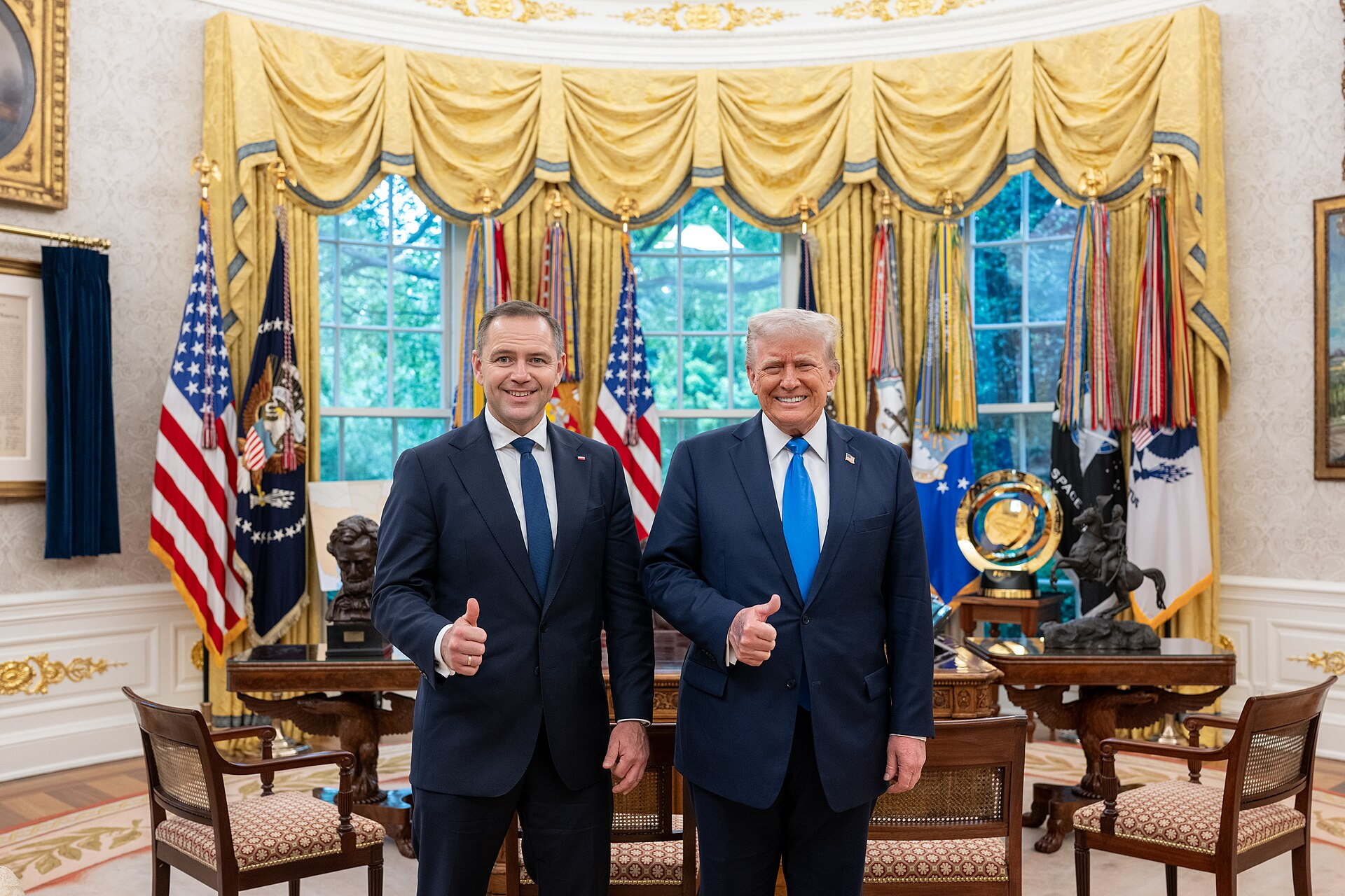 Trump e Morawiecki: Encontro Diplomático no Salão Oval