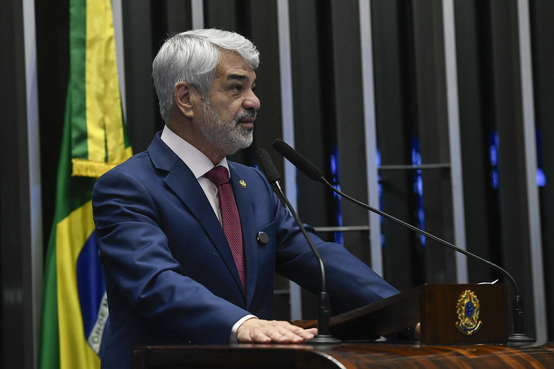 Político Brasileiro Discursa em Plenário com Bandeira
