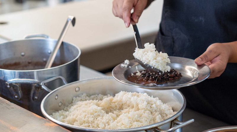 Servindo Arroz e Feijão: Nutrição e Comunidade