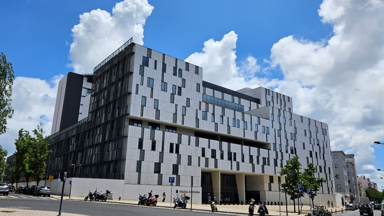 Edifício moderno da Polícia Judiciária em Lisboa