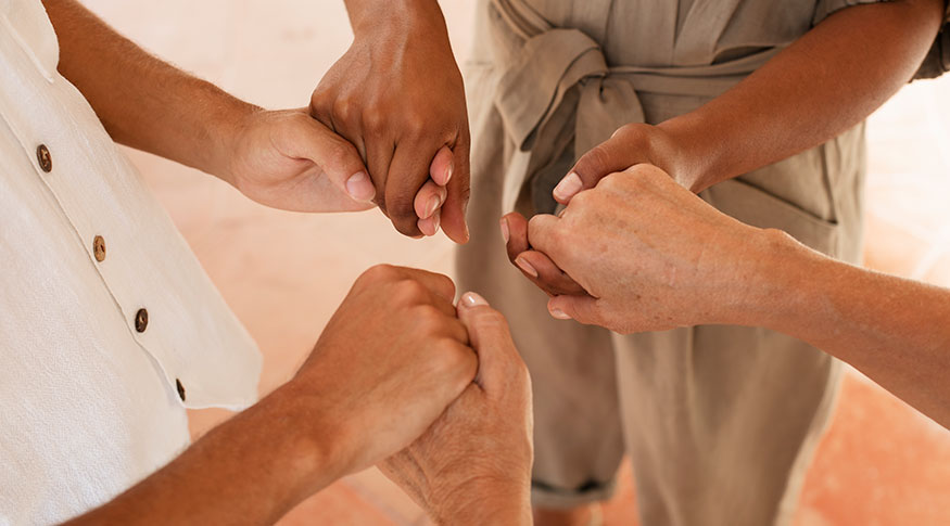 Mãos Unidas: Solidariedade e Diversidade em Círculo