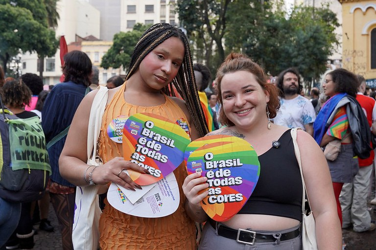 Celebração da Diversidade: Mulheres com Leques 'Brasil de Todas as Cores'