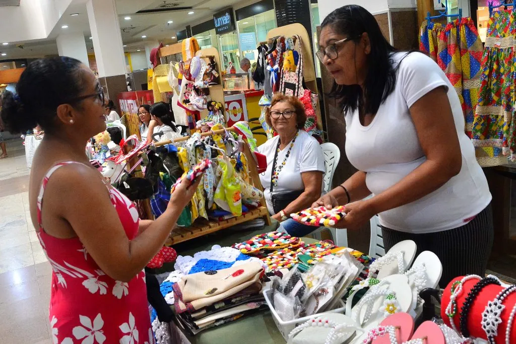 Mulheres artesãs em feira de produtos manuais