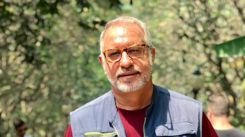 Homem Maduro, Olhar Direto, Cenário Natural