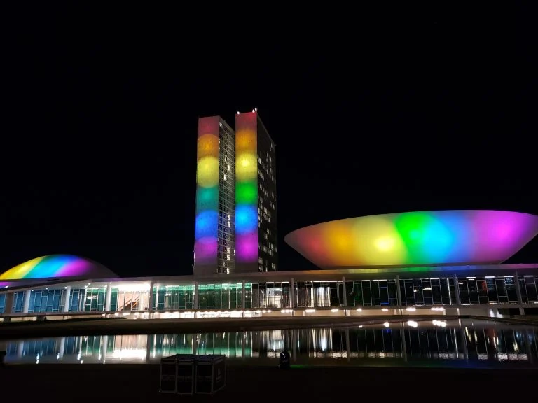 Congresso Nacional Iluminado com Cores do Arco-íris à Noite