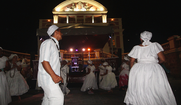 Celebração Cultural Noturna: Dança e Tradições Afro-Brasileiras