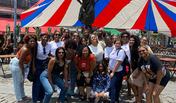 Alegria e União de Mulheres Negras em Praça Pública