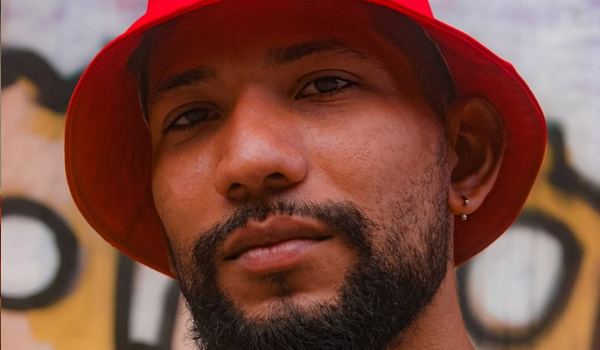 Jovem de Chapéu Vermelho e Barba, Olhar Direto