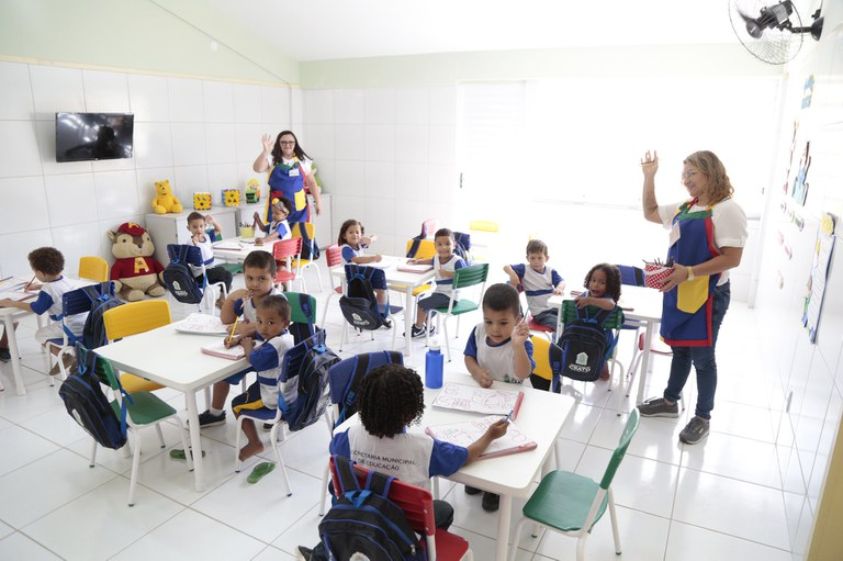 Crianças em Sala de Aula: Alegria e Aprendizado na Educação