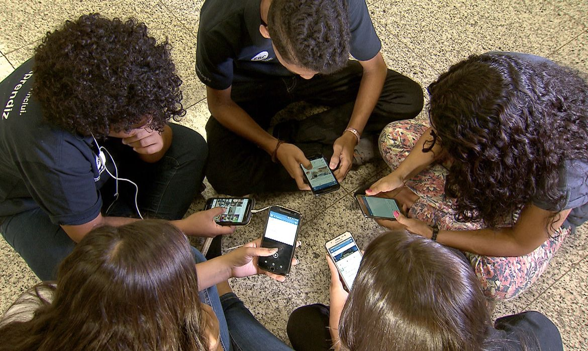 Juventude Conectada: Jovens e Seus Smartphones