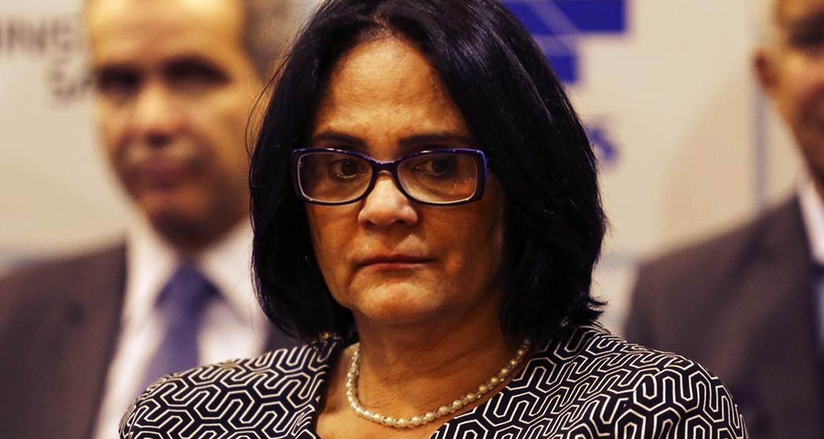 Mulher com Óculos: Seriedade e Liderança em Contexto Político