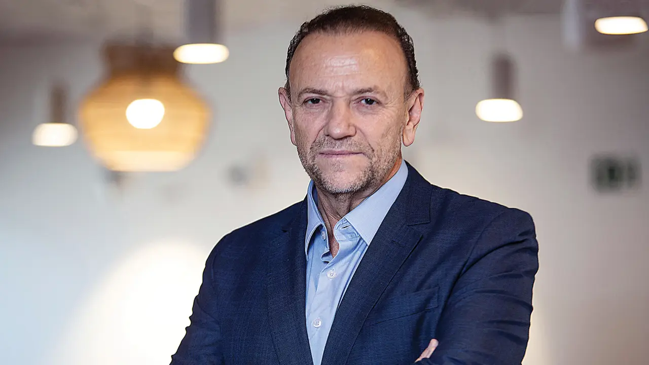 Homem profissional em ambiente corporativo moderno