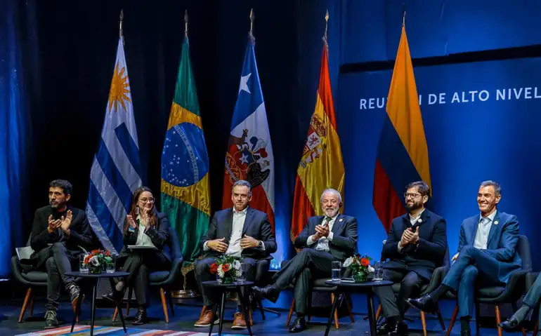 Em Santiago, Lula chama super-ricos à responsabilidade democrática