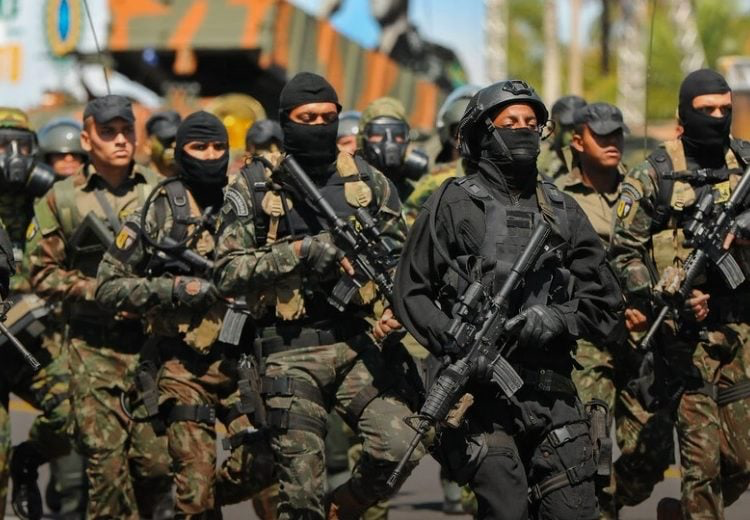 Forças Especiais em Desfile: Segurança e Prontidão Militar