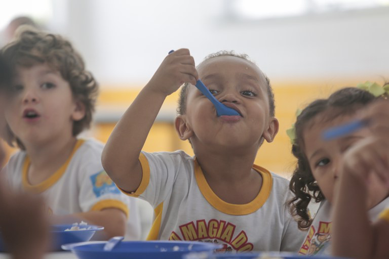 Crianças Felizes Comendo na Escola: Nutrição e Infância