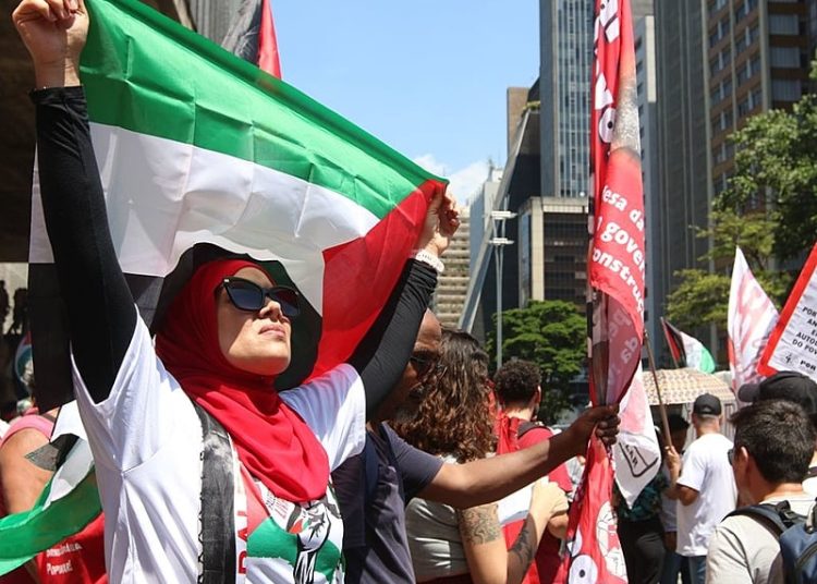 Mulher com Bandeira Palestina em Ato Político