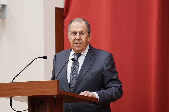 Sergey Lavrov discursa em evento formal