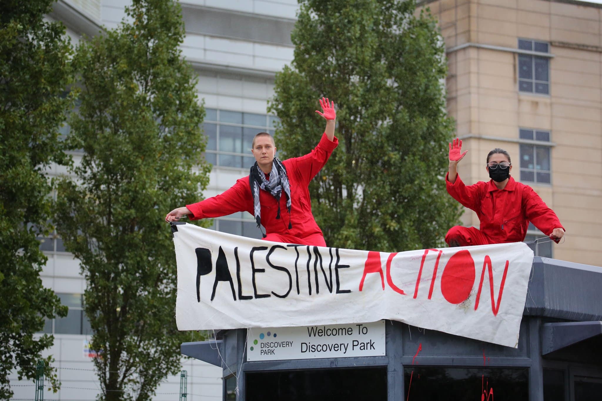 Ativistas da Palestine Action em protesto no Discovery Park.