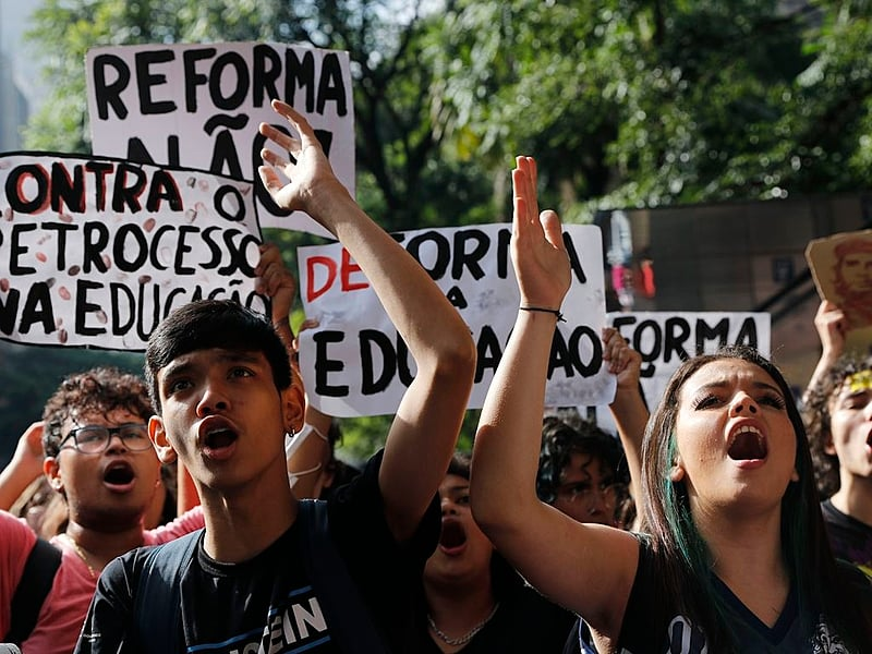 Juventude em Protesto: Contra o Retrocesso na Educação