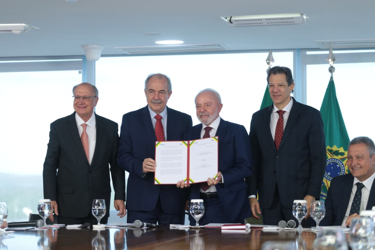 Lula e Ministros Assinam Acordo Oficial do Governo Federal