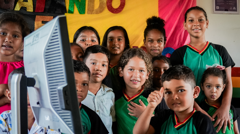 Brasil Conectado leva internet a 60% das escolas públicas e avança com nova etapa via satélite