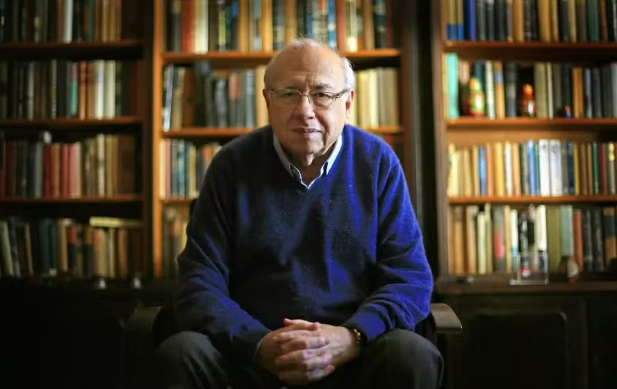 Pensador em Biblioteca: Retrato de Intelectual e Sabedoria