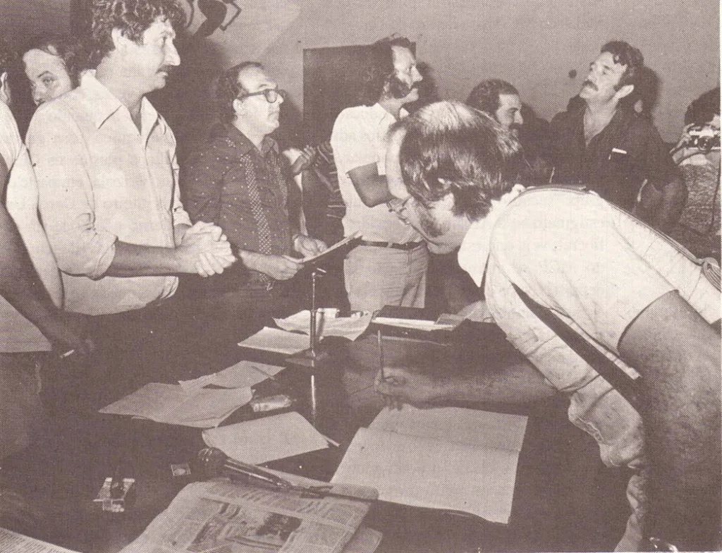 Assinatura da Ata do Partido dos Trabalhadores por Moacir Gadotti, representante de Paulo Freire