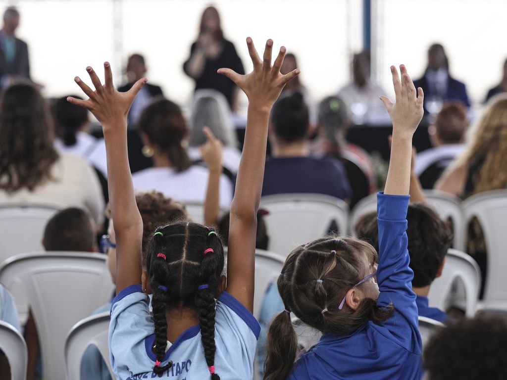 Voz da Infância: Crianças Levantando as Mãos