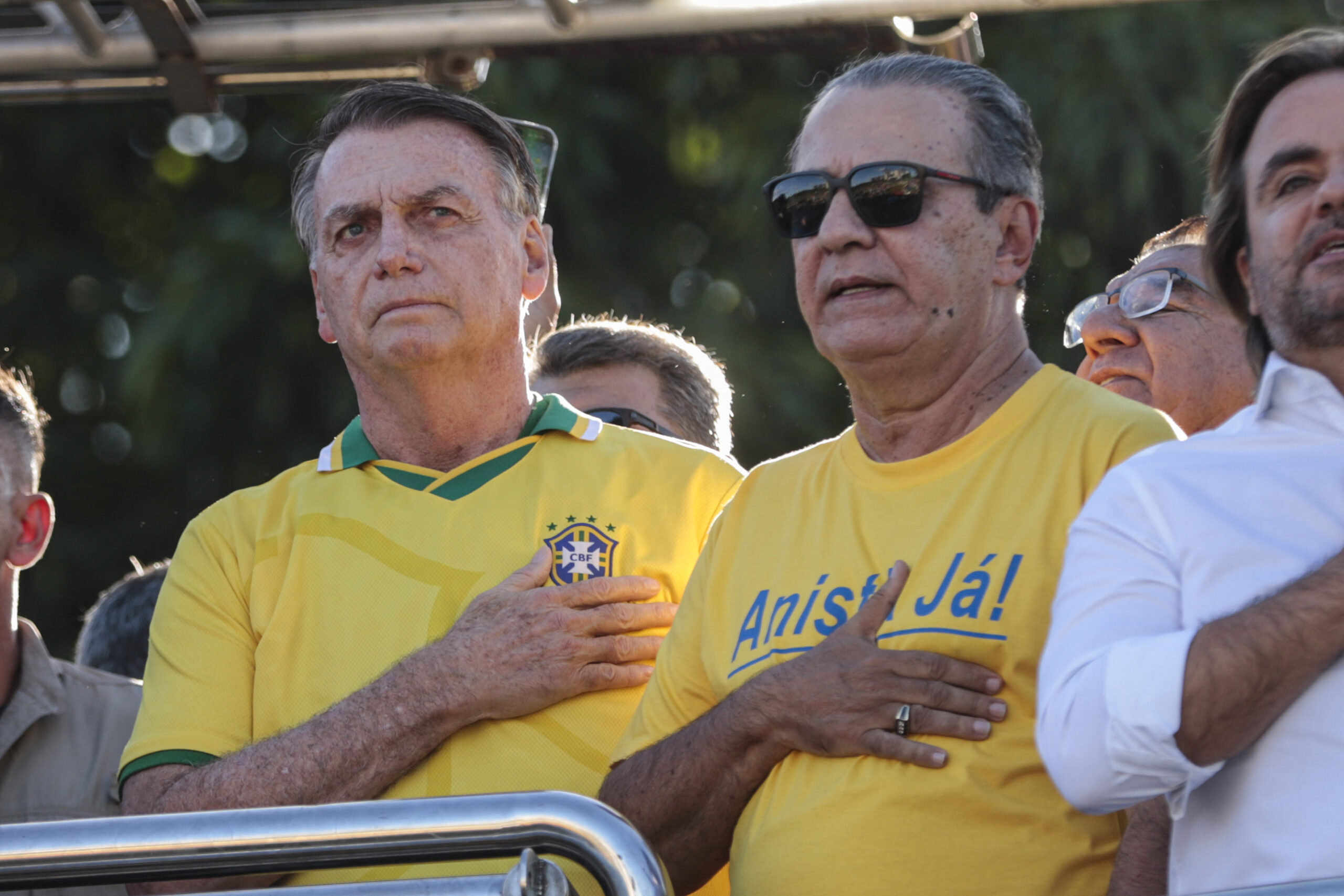 Bolsonaro e apoiador pedem "Anistia Já!"