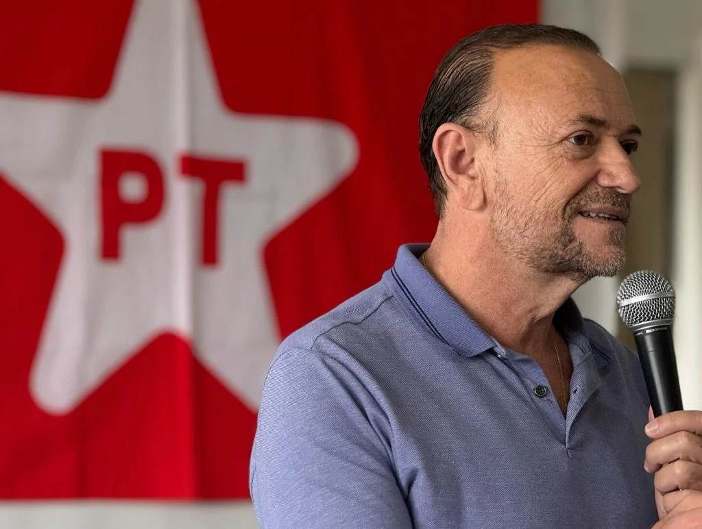 Líder do PT em discurso com microfone