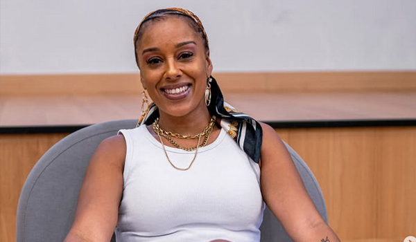 Retrato de Mulher Inspiradora: Sorriso, Estilo e Confiança