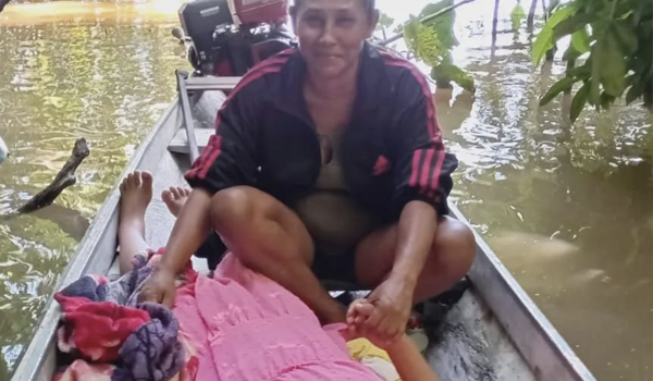 Mulher e criança: Resgate e vulnerabilidade em área alagada
