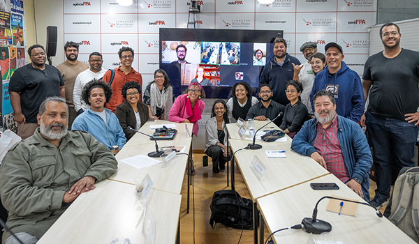 Grupo diverso em evento híbrido da Fundação Perseu Abramo.
