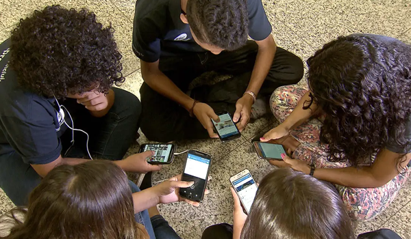 Juventude Conectada: Telas, Informação e Interação Social
