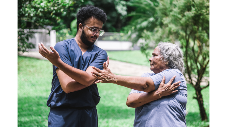 Fisioterapia e Bem-Estar: Cuidado Intergeracional para Idosos