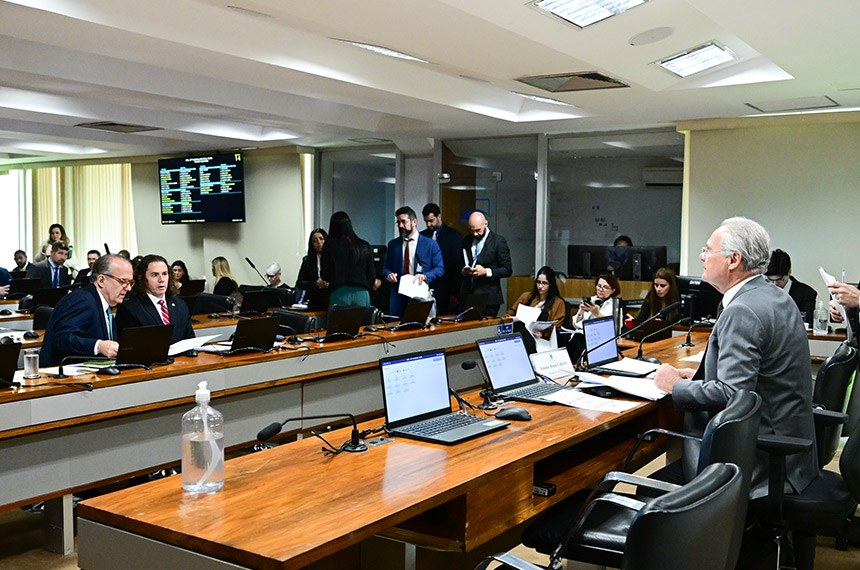 Senado analisa projeto para reduzir impactos do tarifaço dos EUA