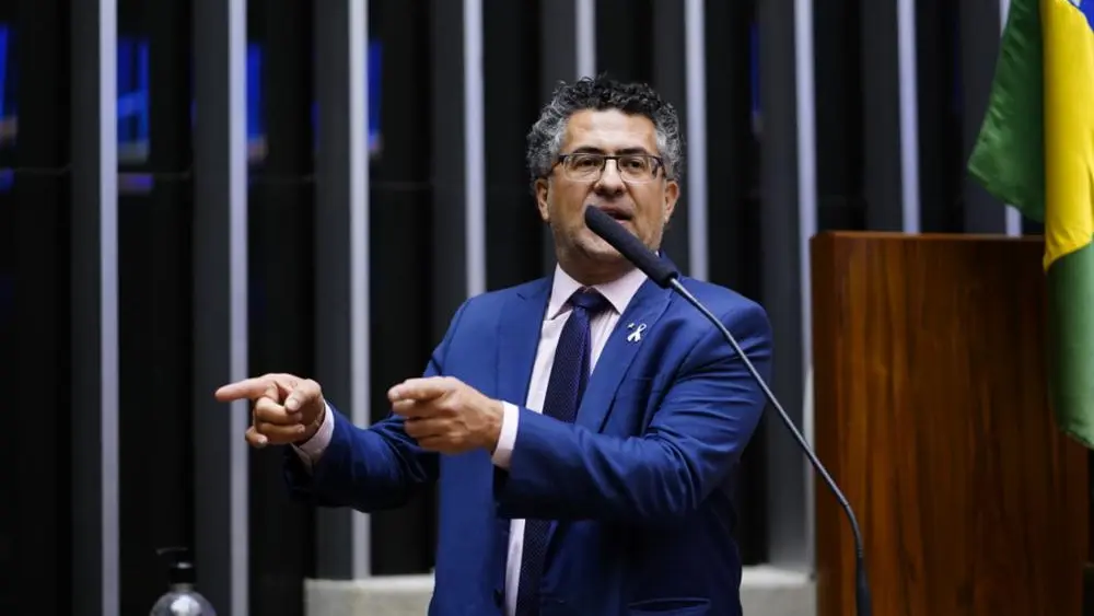 Homem em discurso público com gesto enfático