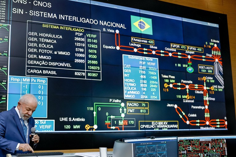 Lula observa painel do Sistema Elétrico Nacional