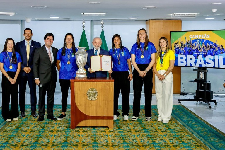 Lula recebe Seleção Feminina campeã da Copa América e anuncia projeto de lei para desenvolver o futebol feminino