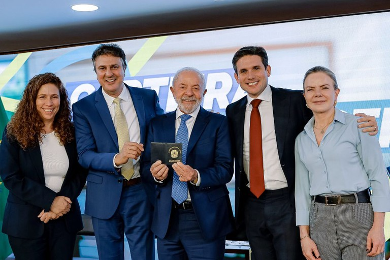 Nova lei cria Carteira Nacional Docente para valorizar professores e ampliar benefícios