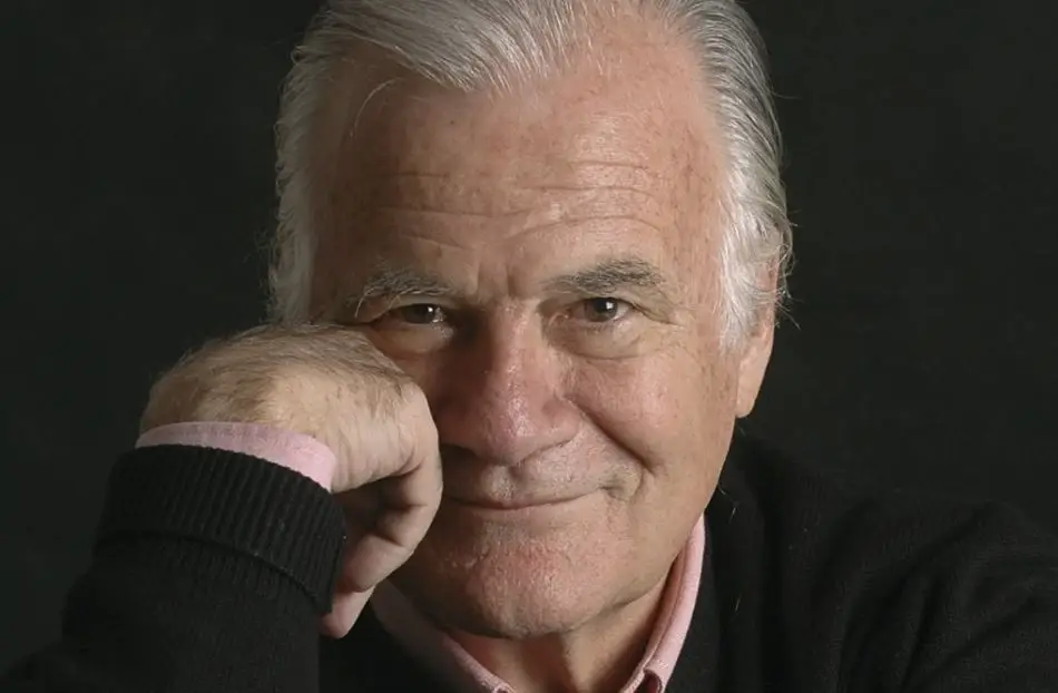 Retrato: Homem Idoso Sorrindo, Olhar Contemplativo