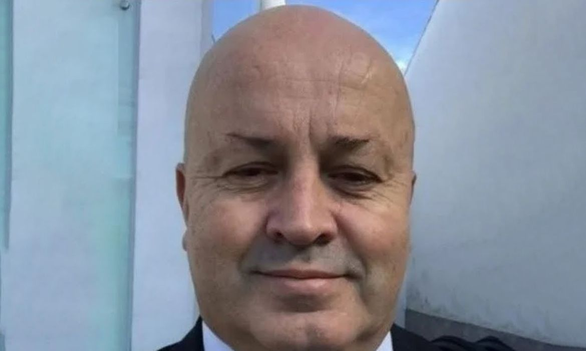 Retrato de Homem Calvo Sorrindo Levemente