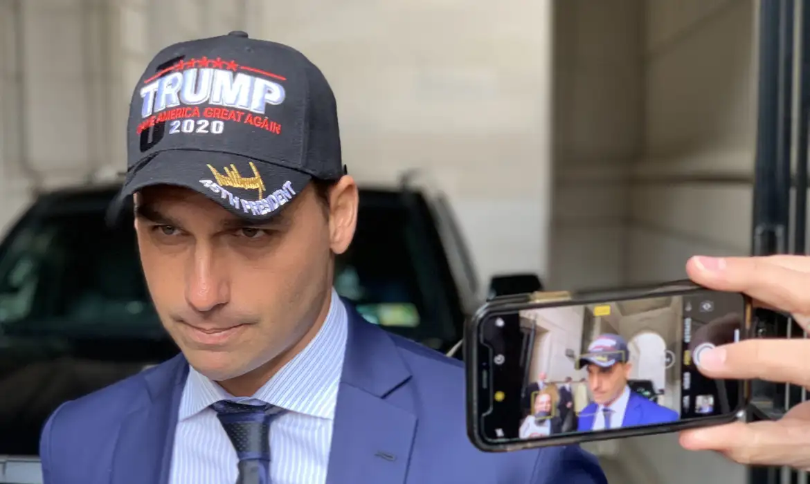 Dois dias após manifestações, Hugo Motta barra Eduardo Bolsonaro na liderança da Minoria