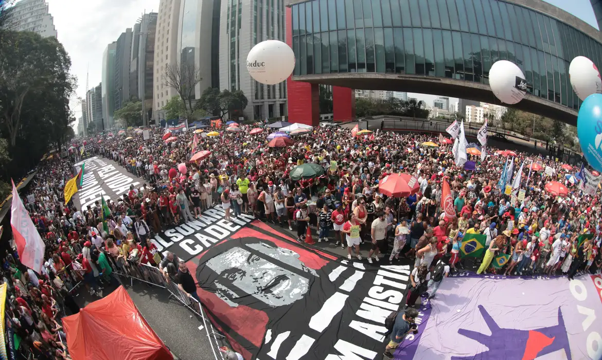 Multidão em Manifestação Política Anti-Bolsonaro na Avenida Paulista