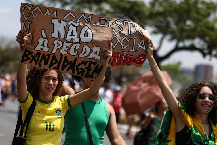 Jovens Brasileiras Protestam Contra a PEC da Bandidagem