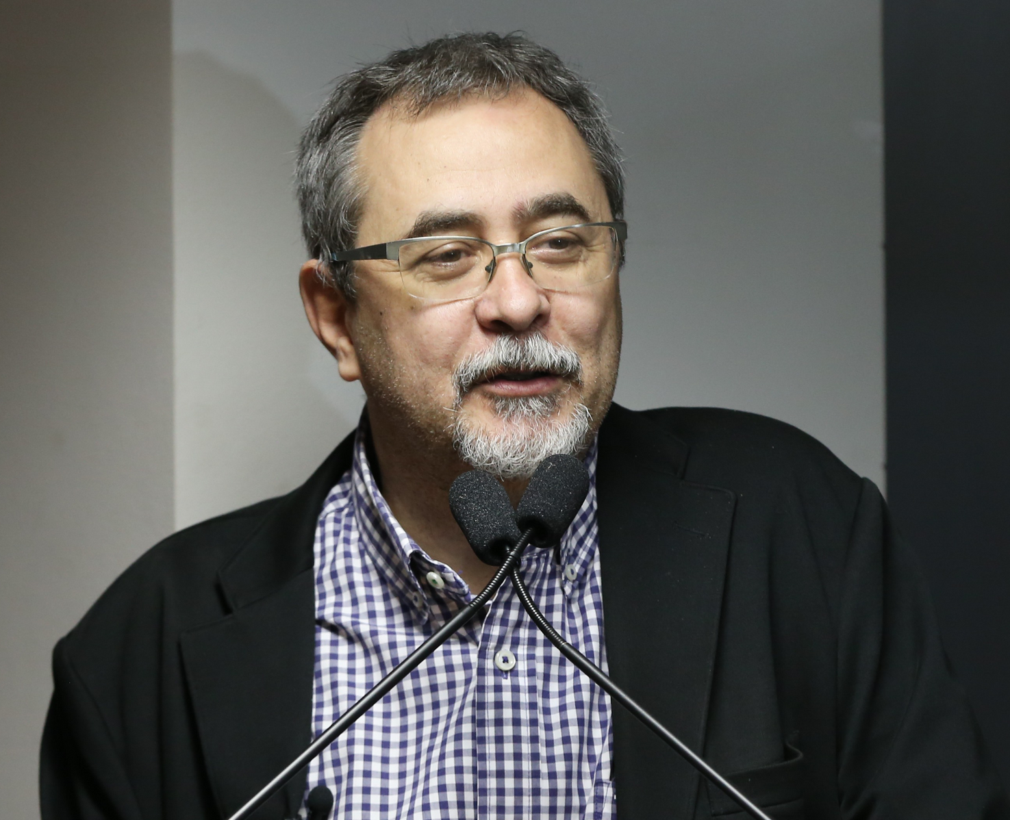 Palestrante com Barba e Óculos em Evento da Fundação Perseu Abramo