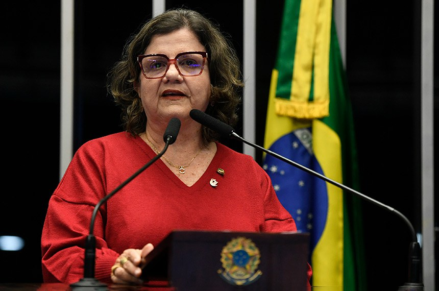 Discurso político: mulher em tribuna com bandeira do Brasil