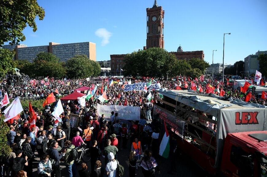 Manifestação pró-Palestina em Berlim diante do Rotes Rathaus