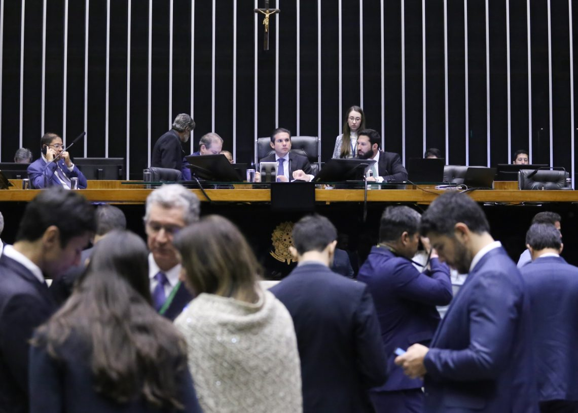 Cotidiano Político: Parlamentares em Plenário do Congresso Brasileiro